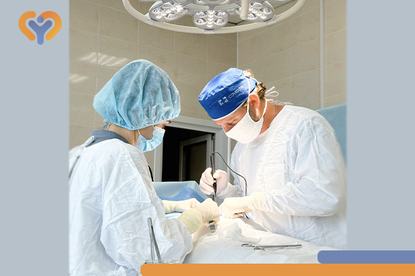 Фотография к новости Врач-хирург избавил жительницу Артёма от болей в брюшной стенке, вызванных грыжей